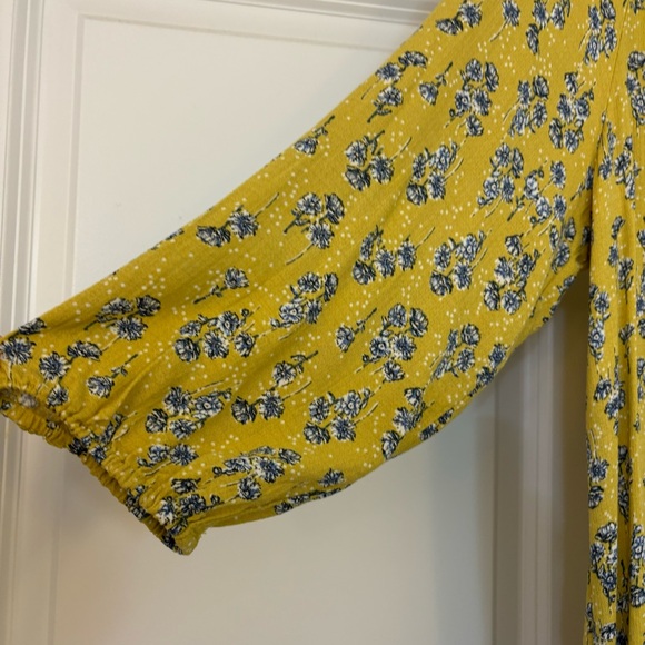 Jones of New York yellow, mustard and blue and white floral blouse! - Picture 12 of 13